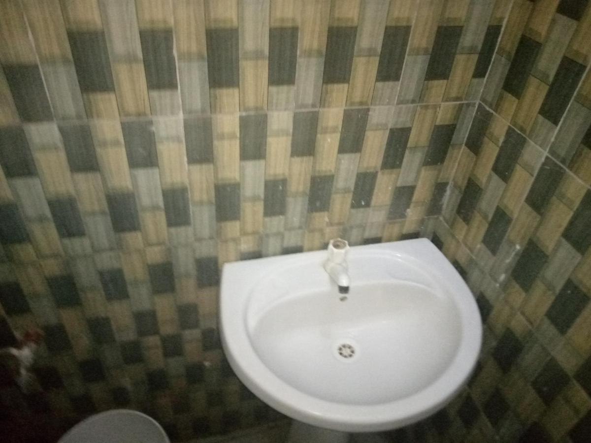 דאר א-סאלאם Kicec Bar And Guest House Airport מראה חיצוני תמונה
