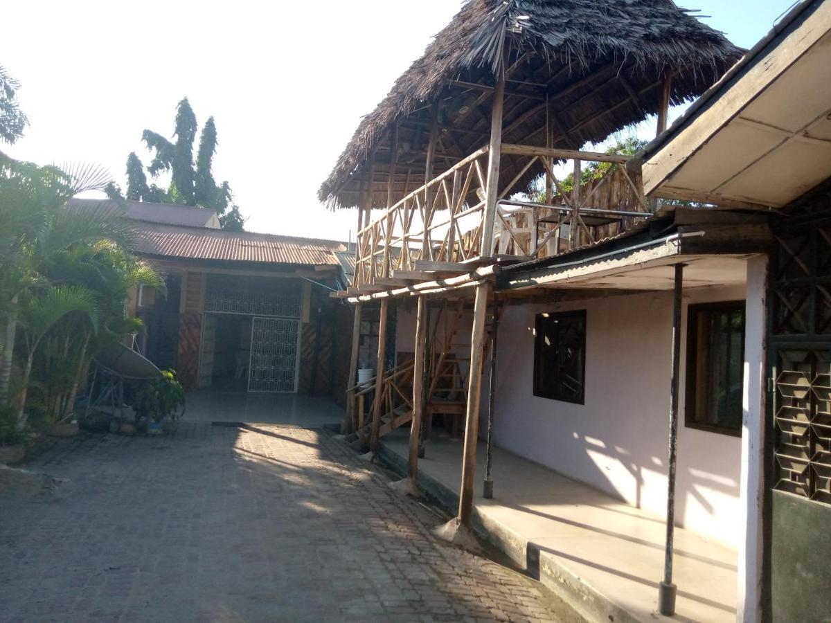 דאר א-סאלאם Kicec Bar And Guest House Airport מראה חיצוני תמונה