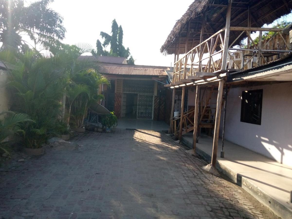 דאר א-סאלאם Kicec Bar And Guest House Airport מראה חיצוני תמונה