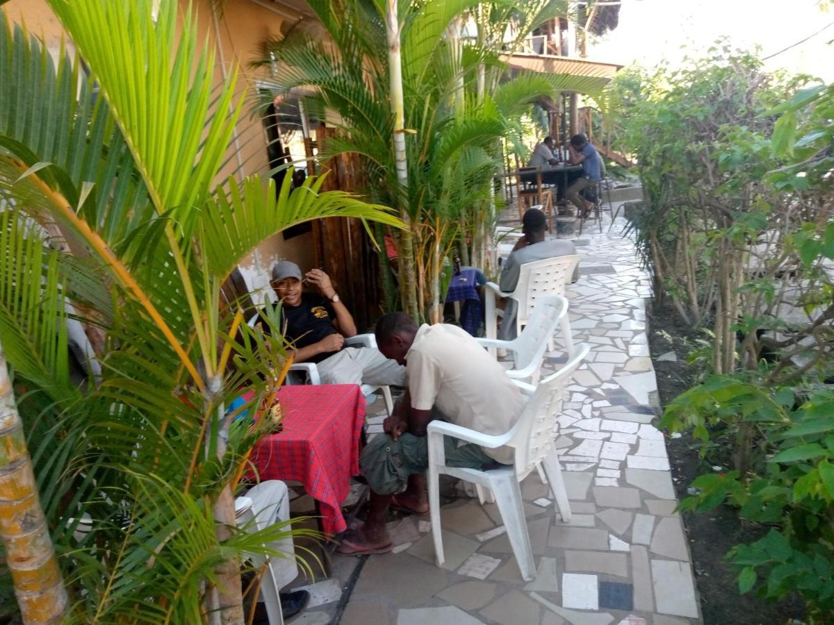 דאר א-סאלאם Kicec Bar And Guest House Airport מראה חיצוני תמונה