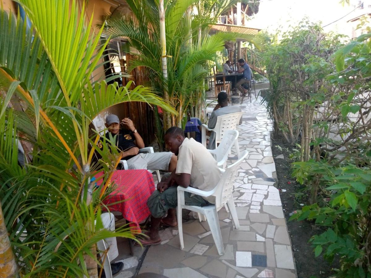 דאר א-סאלאם Kicec Bar And Guest House Airport מראה חיצוני תמונה